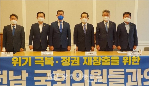 정세균 전 국무총리(사진 오른쪽에서 세 번째)가 광주.전남 국회의원들과 기념 촬영을 하고 있다. (사진 왼쪽부터) 강기정 비서실장, 이용빈.신정후 의원, 정세균 전 총리, 김회재.조오섭 의원.