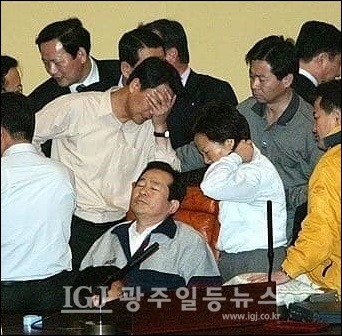 한번은 노무현 대통령 탄핵 의결을 저지하기 위해 국회의장석에 있는(점거한) 모습.  (사진 출처 : 정세균 전 국무총리 페이스북)