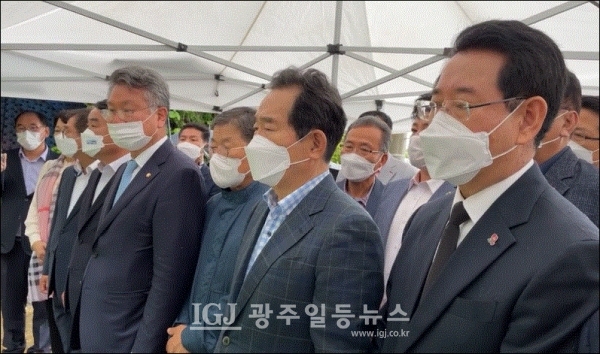 정세균 전 국무총리가 16일 여수사건 희생자 위령비를 참배하고 있다. 사진 왼쪽은 김회재 국회의원, 오른쪽은 김영록 전남지사.  (정세균 전 국무총리 페이스북 캡처)