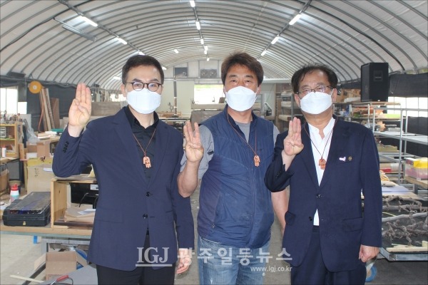 택시운전사 고 김사복 씨의 아들 김승필 씨, 어울공방 최선동 대표, 고 안병하 치안감 아들 안호재 씨가 기자의 요청으로 포즈를 취하고 있다.