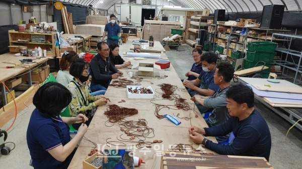 '미얀마 목걸이' 제작 모습.