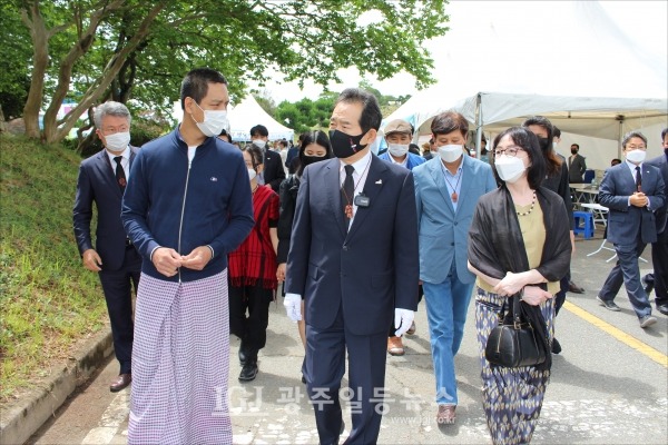 정세균 전 국무총리가 재한 미얀마인들과 함께 민족민주열사 묘역으로 향하고 있다.