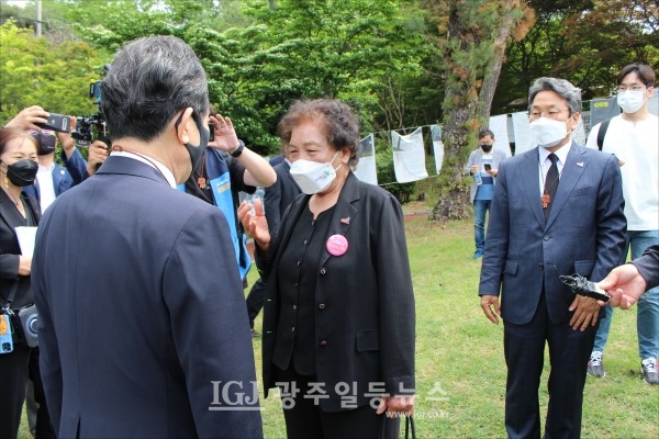 정세균 전 총리가 이한열 열사의 어머니 배은심 여사와 얘기를 나누고 있다. 배은심 여사 뒤에 강기정 전 청와대 정무수석의 모습도 보인다.