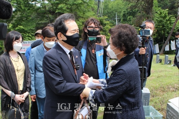 정세균 국무총리가 박선영 열사의 어머니 오영자 여사를 위로하고 있다.