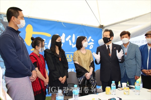 정세균 총리가 ‘5월 정신 계승 현장 안내소’에서 재한 미얀마인 및 유학생과 얘기를 나누고 있다.