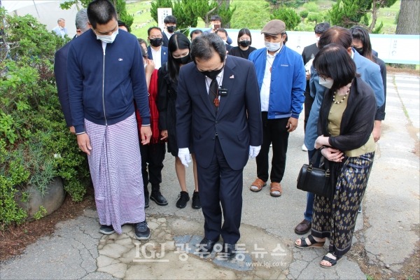 설명을 마친 정세균 전 국무총리가 전두환(표지석)을 밟고 있다.