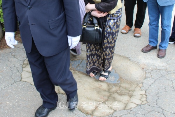 정세균 총리가 밟은데 이어 재한 미얀마인도 군부독재를 생각하며 전두환을 밟고 있다.