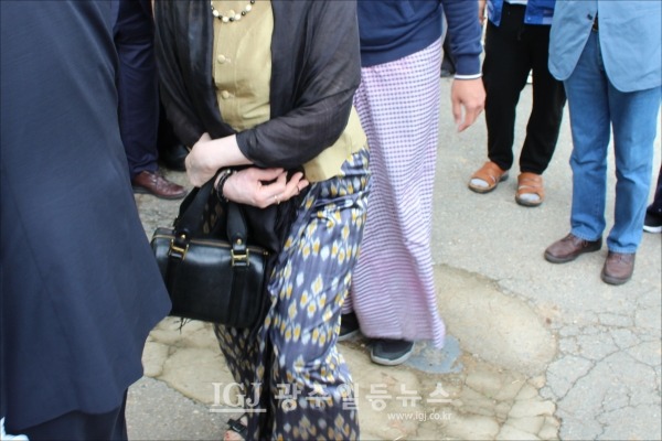 재한 미얀마인 남성도 군부독재 전두환(표지석)을 밟고 있다.