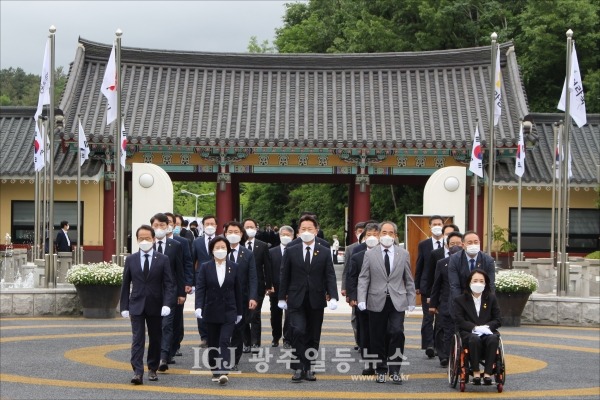더불어민주당 초선 의원들이 국립 5‧18민주묘지 참배를 위해 민주의문을 출발하여 추모탑을 향하고 있다.