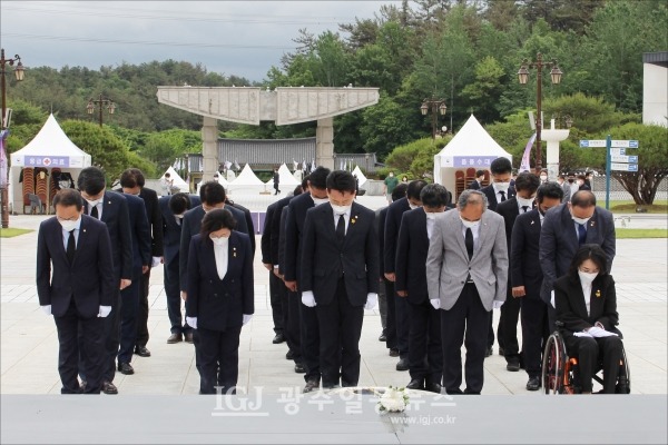 고영인 운영위원장을 비롯한 더불어민주당 초선 의원 모임 더민초 의원들이 5‧18 영령에게 묵념을 하고 있다.
