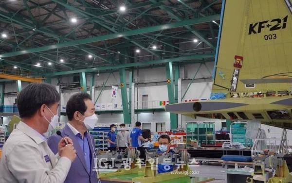 경남 사천에 있는 KAI(한국항공우주산업)를 방문한 정세균 전 국무총리. (사진 출처 : 정세균 전 국무총리 페이스북)