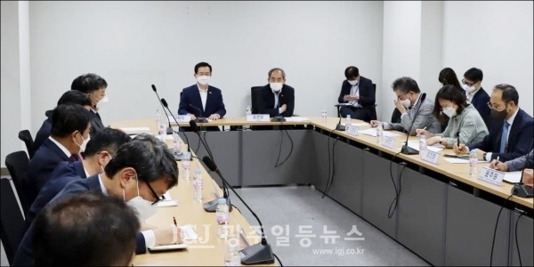 25일 국회의원회관에서 열린 전남 영광 한빛원자력발전소 4호기의 상부 돔 구조 안전성 관련 점검 회의 모습.