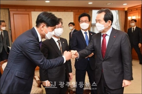 조승래 의원(왼쪽)과 정세균 전 국무총리(오른쪽)가 주먹인사를 나누고 있다.