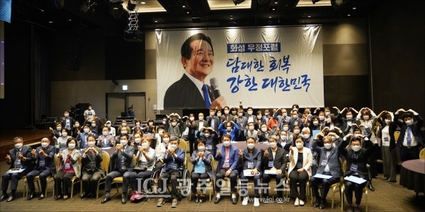 '화성우정포럼' 발대식 후 기념촬영을 하는 모습.