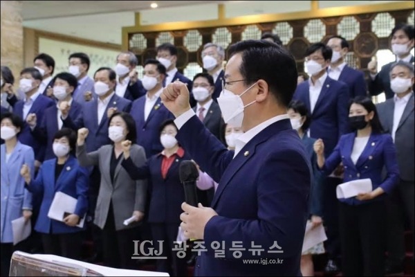 '임을 위한 행진곡'을 제창하는 모습. 맨 앞은 사회자 이용빈 의원. (이용빈 국회의원 페이스북 캡처)