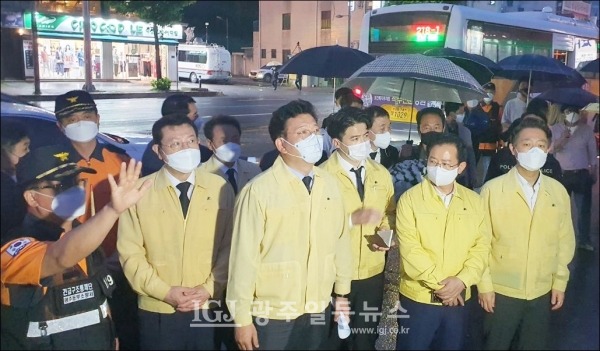 사고 현장에서 재난관계자로부터 설명을 듣는 송영길 대표, 이용섭 광주광역시장과 임택 동구청장, 김영호 비서실장, 이용빈 대변인, 오영환 재난재해특별위원장이 함께하고 있다.