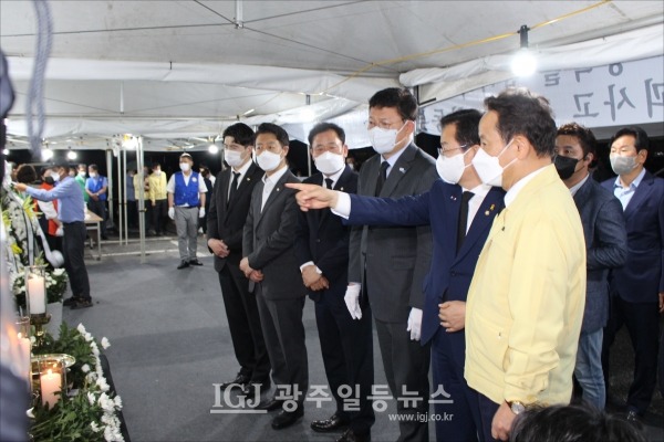 이용빈 대변인이 이번 사고에 희생된 지역구 주민 두 분을 가르키며 안타까워하고 있다. (오른쪽부터) 임택 동구청장, 이용빈 대변인, 송영길 대표, 송갑석 광주시당위원장, 김영호 비서실장, 오영환 재난재해특별위원장.