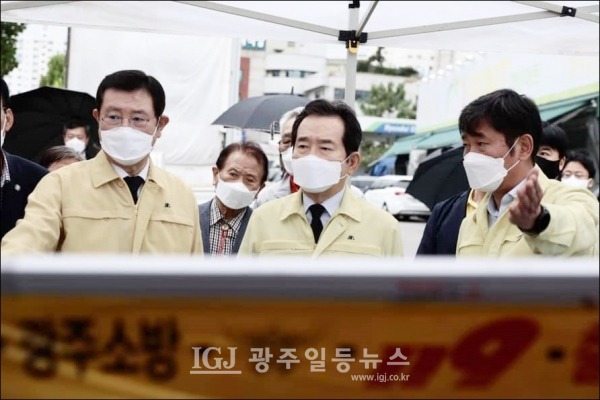 광주 사고 현장을 찾은 정세균 전 국무총리(가운데)가 이용섭 광주광역시장(왼쪽)과 조오섭 국회의원(오른쪽)으로부터 애절한 표정으로 설명을 듣고 있다. (사진 출처 : 정세균 전 국무총리 페이스북)