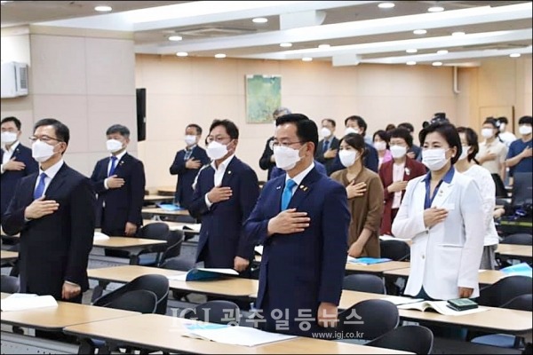 「공공의료포럼」 출범식에서 국기에 대한 경례를 하는 이용빈 의원과 참석자들 모습. (사진 출처 : 이용빈 국회의원 페이스북)