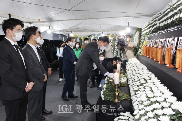 송영길 대표가 헌화 후 분향을 하고 있다. 이용빈 대변인, 김영호 비서실장, 송갑석 광주시당 위원장, 오영환 재난재해특별위원장이 함께하고 있다. (자료 사진)