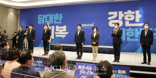 광주 북구갑 조오섭 국회의원이 축하 인사를 하고 있다. 사진 오른쪽은 안양만안구 강득구 국회의원, 왼쪽은 임실 출신인 비례대표 양경숙 국회의원. 왼쪽편에 균형사다리 전북본부 상임고문인 김성주.김수흥.안호영 국회의원.