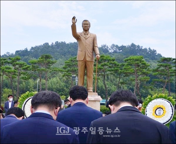 무안군 삼향읍 김대중 광장에서 송영길 대표 등이 고 김대중 대통령 동상에 헌화하고 추모하고 있다.