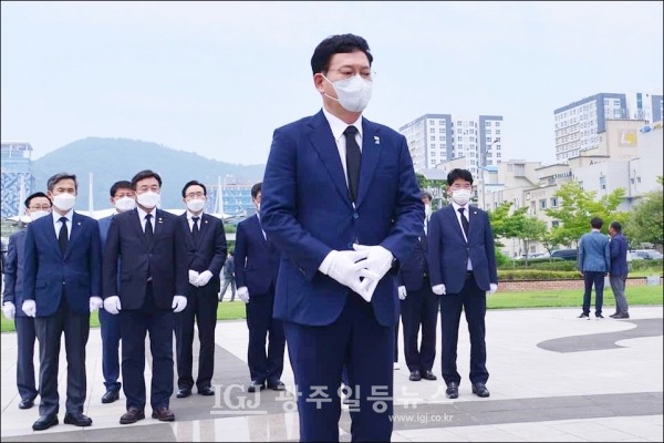 고 김대중 대통령을 추모하는 송영길 대표.