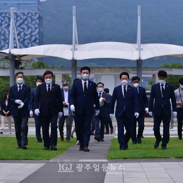 무안 김대중 광장에서 고 김대중 대통령 동상으로 향하는 송영길 대표 모습. 김영록 전라남도지사., 민주당 윤호중 원내대표와 전남도당위원장인 김승남 국회의원도 함께하고 있다. (사진 출처 : 송영길 대표 페이스북)