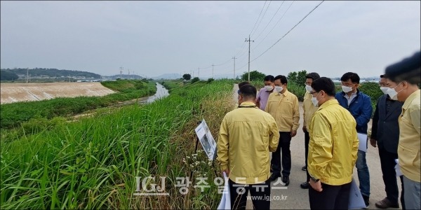 이용빈 국회의원이 동곡동(유계동) 평동천 제방 붕괴 복구 현장에서 브리핑을 받고 있다.