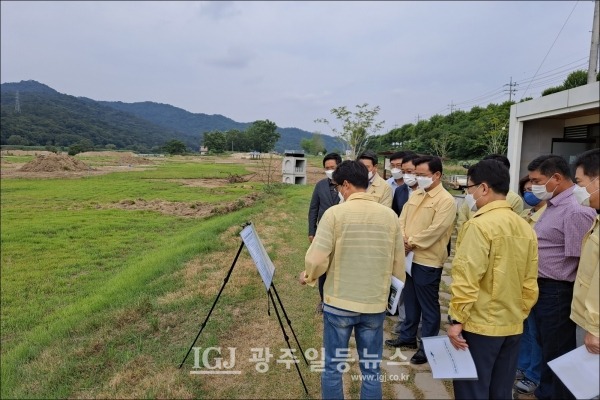 작년도 집중호우로 유실된 서봉지구 파크골프장에서 보고를 받는 보믓. 왼쪽이 황룡강 둔치 파크골프장 현장이다.