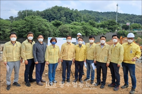 세 번째 점검 현장인 소촌저수지 점검을 마친 후 기자의 요청으로 포즈를 취한 모습. (왼쪽부터) 광산구 심재경 안전도시국장, 김현준 대외협력관, 광산구의회 박경신 산업도시위원장.윤혜영 기회총무위원장, 이용빈 국회의원, 이돈국 부구청장, 광산구의회 공병철 의원.박현석 부의장, 광산구 이공선 시민안전과장, 공사 현장소장.