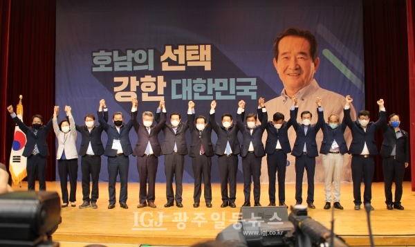 정세균 전 국무총리가 이용섭 광주광역시장, 김영록 전라남도지사, 행사에 참석한 국회의원들과 함께 손을 맞잡고 양팔을 치켜올리며 참석자들의 환호에 호응하고 있다. (왼쪽부터) 이원욱.송옥주.김성주.신정훈.김회재 국회의원, 이용섭 시장, 정세균 전 총리, 김영록 전남지사, 조오섭.조승래.윤영덕.윤준병.안호영.김경만 국회의원.