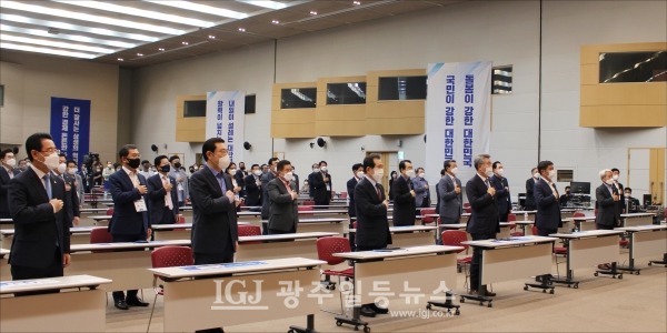 국기에 대한 경례를 하는 정세균 전 국무총리와 참석 내빈들 모습. 김영록 전남지사, 이용섭 광주시장, 신정훈 국회의원, 구충곤 화순군수, 김종식 목포시장, 김회재.조오섭 국회의원 등이 함께하고 있다.