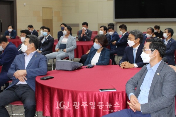 강기정 전 청와대 정무수석(오른쪽 두 번째)이 광산구의회 박현석 부의장, 윤혜영 기획총무위원장, 박경신 산업도시위원장과 함께 정세균 전 총리의 강의를 경청하고 있다.