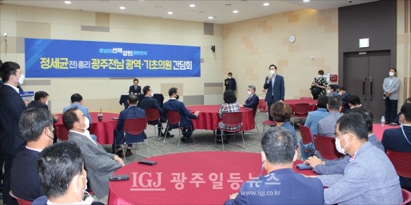 광주·전남 지방의원 간담회에서 광주광역시의회 김용집 의장이 정 전 총리 지지 이유를 말하고 있다.