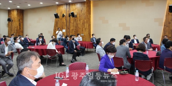 광주광역시의회 김용집 의장의 말을 경청하는 참석자들 모습. 광주광역시의회 정순애 부의장, 반재신.신수정.이경호.황현택 의원, 북구의회 표범식 의장. 고점례 전반기 의장과 의원들, 광산구의회 박현석 부의장과 의원들의 모습도 보인다.