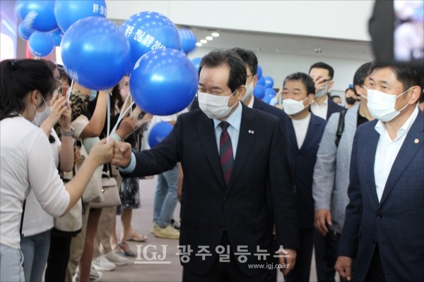 정세균 전 총리가 컨벤션홀에 입장하기 전 로비에서 지지자들과 주먹 인사를 나누고 있다. 바로 옆은 조오섭 국회의원