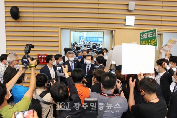 발대식이 열리는 컨벤션 홀에 입장하는 "준비된 지도자, 제2의 DJ 정세균!"이라는 손팻말이 눈에 띈다. 정 전 총리 바로 옆은 김회재 국회의원.