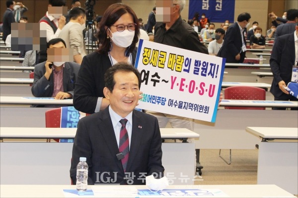 피곤도 잊고 환한 웃음을 보이는 정세균 전 총리.