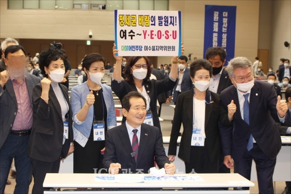 김회재 국회의원과 여수지역 지지자들이 환하게 웃음 띤 정 전 총리와 기념 촬영을 하고 있다.