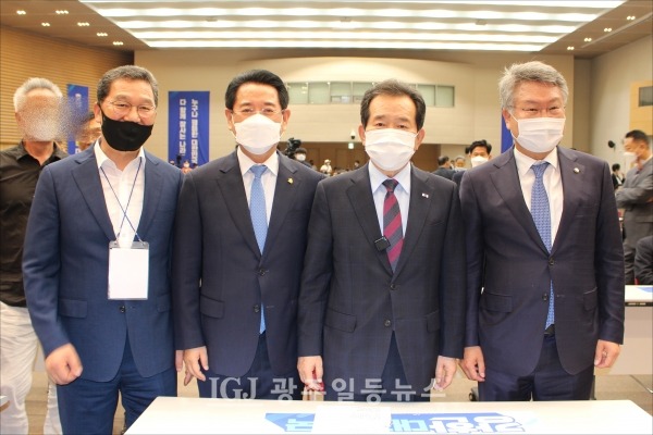 (왼쪽부터) 신정훈 국회의원, 김영록 전라남도지사, 정세균 전 국무총리, 김회재 국회의원.