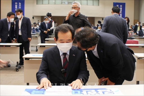 더불어민주당 광산구갑지역위원회(위원장 이용빈 국회의원) 오동일 사무국장이 정세균 전 총리에 공손한 자세로 뭔가 말씀을 드리고있다.