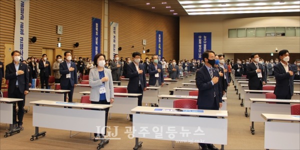 국기에 대한 경례 - 맨 앞줄에 김성주 국회의원, 송옥주 국회의원, 이원욱 국회의원이 두 번째 줄에 윤영덕 국회의원, 안호영 국회의원, 김경만 국회의원의 모습.