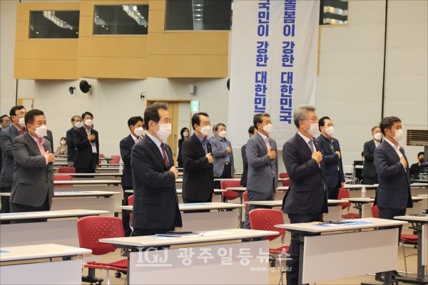 국기에 대한 경례 - 첫 번째 줄에 정세균 전 총리, 김회재.조오섭 국회의원, 두 번째줄에 구충곤 화순군수, 김종식 목포시장, 박우량 신안군수, 신우철 완도군수 등의 모습이 보인다.