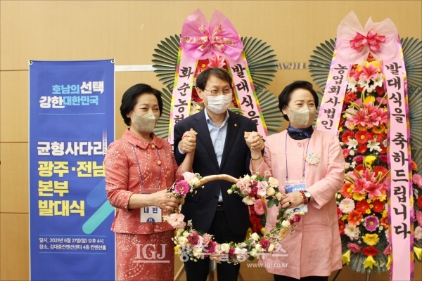 발대식이 끝난 후 심가영.심가희 (주)아트네크웍스 쌍둥이 대표이사가 김성주 국회의원과 함께 기념 촬영을 하고 있다.