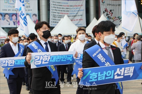 '호남의 선택', '강한 대한민국' - 정세균 총리가 발대식을 마친 후 우정포럼 광주연합회로 향하고 있다.