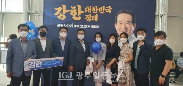 행사장 입장 인원 제한으로 입장하지 못하고 행사장 밖 4층 로비에 마련된 포토 존에서 기념 촬영을 하는 더불어민주당 광산구갑지역위원회(위원장 이용빈 국회의원) 당직자들 모습.  왼쪽부터 기우성 송정동당원협의회장(4.19혁명단체 총연합회 사무처장, 문만오 상무위원(전 광주광산시민연대 수석대표), 광산구의회 박현석 부의장, 김명수 수석부위원장, 박미옥 여성위원장(광주평화포럼 공동대표), 윤순정 운남동여성협의회장, 조영님 다문화위원장, 정재봉 당원협의회장단 단장(시당 다문화위원장), 김성훈 동곡동당원협의회장. (사진 전송 : 윤유식 전 노동위원장)