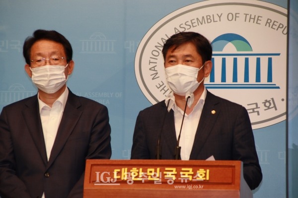 29일 국회 소통관에서 열린 광주.대구 국회의원 일동 공동기자회견에서 광주 북구갑의 조오섭 의원이 발표를 하고 있다.