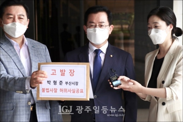 더불어민주당 이용빈 대변인이 박형준 부산시장을 '허위사실 공표에 의한 공직선거법 위반 혐의로 서울중앙지검에 고발장을 제출했다.