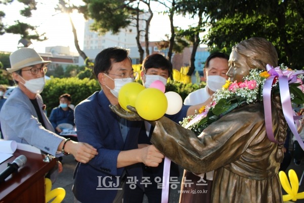 김삼호 광산구청장과 이영훈 광산구의장, (사)광주평화포럼 김준태 이사장, '광산구 평화의 소녀상 시민모임' 김형수 공동대표가 소녀상에게 꽃목걸이를 걸어주고 있다.